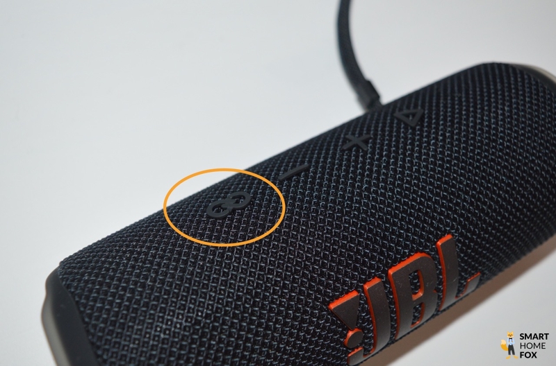 JBL Flip 6 in schwarz mit Kreis um den PartyBoost Knopf